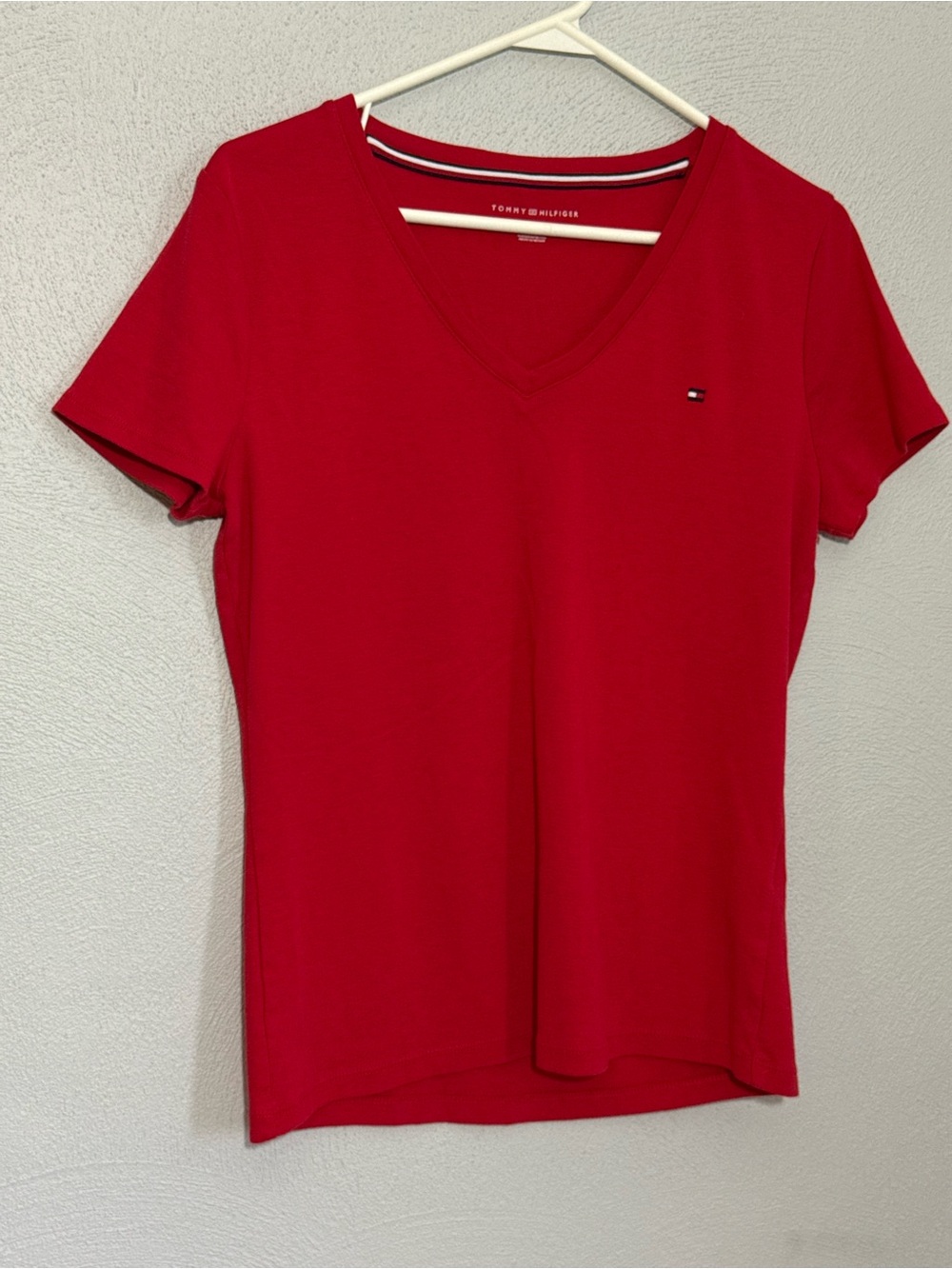 Tommy Hilfiger Women's Red V-Neck Short Sleeve Tee